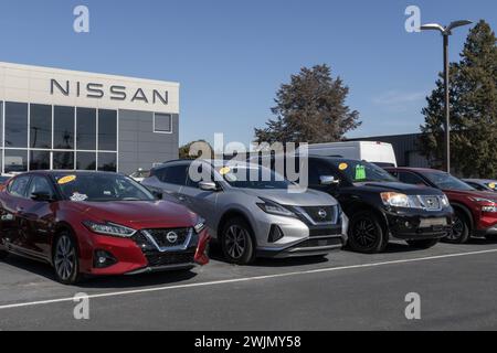 Indianapolis - 11 février 2024 : présentation de voitures d'occasion Nissan chez un concessionnaire. Avec des problèmes d’approvisionnement, Nissan achète et vend des véhicules d’occasion pour répondre à la demande Banque D'Images