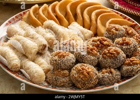 Assiette avec une variation de biscuits marocains festifs traditionnels gros plan Banque D'Images
