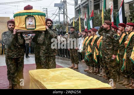 Nabatieh, Liban. 16 février 2024. Des militants pro-iraniens du Hezbollah portent le cercueil du commandant en chef du parti, Ali al-Debs, tué dans une attaque de drone israélien, lors de son cortège funèbre dans le village libanais de Nabatieh, au sud du Liban. Debs et quatre de ses gardes ainsi que sept civils ont été tués dans un raid israélien sur un bâtiment à Nabatieh. Crédit : Marwan Naamani/dpa/Alamy Live News Banque D'Images