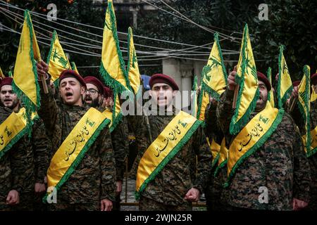 Nabatieh, Liban. 16 février 2024. Des militants pro-iraniens du Hezbollah assistent au cortège funèbre du commandant en chef du parti, Ali al-Debs, tué dans une attaque de drone israélien, dans le village libanais de Nabatieh, au sud du Liban. Debs et quatre de ses gardes ainsi que sept civils ont été tués dans un raid israélien sur un bâtiment à Nabatieh. Crédit : Marwan Naamani/dpa/Alamy Live News Banque D'Images