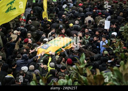 Nabatieh, Liban. 16 février 2024. Des partisans pro-iraniens du Hezbollah portent le cercueil du commandant en chef du parti, Ali al-Debs, tué dans une attaque de drone israélien, lors de son cortège funèbre dans le village libanais de Nabatieh, au sud du Liban. Debs et quatre de ses gardes ainsi que sept civils ont été tués dans un raid israélien sur un bâtiment à Nabatieh. Crédit : Marwan Naamani/dpa/Alamy Live News Banque D'Images