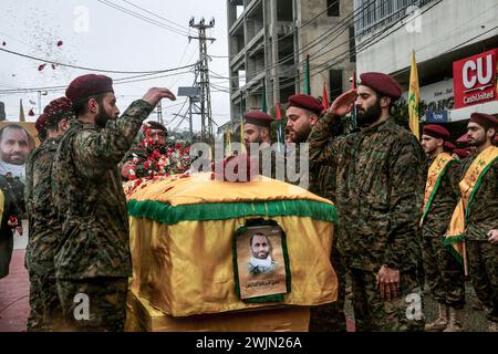 Nabatieh, Liban. 16 février 2024. Des militants pro-iraniens du Hezbollah portent le cercueil du commandant en chef du parti, Ali al-Debs, tué dans une attaque de drone israélien, lors de son cortège funèbre dans le village libanais de Nabatieh, au sud du Liban. Debs et quatre de ses gardes ainsi que sept civils ont été tués dans un raid israélien sur un bâtiment à Nabatieh. Crédit : Marwan Naamani/dpa/Alamy Live News Banque D'Images