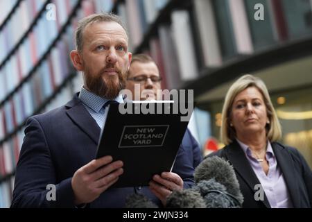 Le détective Superintendent Andy Furphy s'adresse aux médias à l'extérieur du Old Bailey, au centre de Londres, après qu'Amina Noor, 39 ans, ait été emprisonnée pendant sept ans pour avoir aidé une personne étrangère au Royaume-Uni à pratiquer une mutilation génitale féminine sur une fille britannique de trois ans lors d'un voyage au Kenya en 2006, dans la première condamnation de son genre. Date de la photo : vendredi 16 février 2024. Banque D'Images