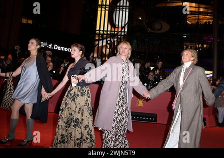 Mala Emde, Jella Haase, Rosalie Thomass und Katja Riemann BEI der Festivaleröffnung und der Premiere des Kinofilms 'Small Things Like These / Kleine Dinge wie diese' auf der Berlinale 2024 / 74. Internationale Filmfestspiele Berlin im Berlinale Palast. Berlin, 15.02.2024 Banque D'Images