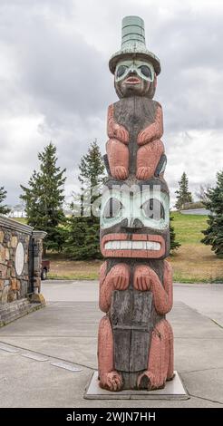 Petit totem dans le parking du dépôt de chemin de fer de l'Alaska à Anchorage, Alaska, États-Unis Banque D'Images