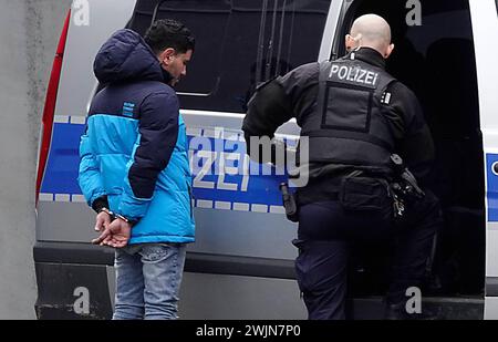 OEG zugriff 15.02.2024, Chemnitz, gegen 15 Uhr ,Hintereingang Cityparkhaus Theaterstraße, Polizeibeamte der OEG haben einen Mann in Handschellen gesichert, genaue Informationen noch nicht vorhanden. Chemnitz Sachsen BRD *** OEG consulté le 15 02 2024, Chemnitz, vers 15 heures, entrée arrière Cityparkhaus Theaterstraße, les policiers de l'OEG ont sécurisé un homme menotté, informations exactes pas encore disponibles Chemnitz Saxe BRD Banque D'Images