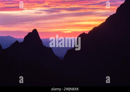 Un coucher de soleil coloré à la fenêtre dans les montagnes Chisos dans le parc national de Big Bend au Texas. Banque D'Images