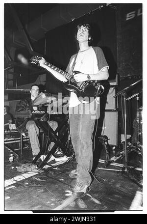 SUPER FURRY ANIMALS, FUZZY LOGIC TOUR, 1996 : un jeune Gruff Rhys du groupe gallois Super Furry Animals jouant au terminal de l'Université de Cardiff lors du Fuzzy Logic Tour à Cardiff, pays de Galles, Royaume-Uni le 12 mai 1996. Photo : Rob Watkins. INFO : Super Furry Animals, un groupe de rock psychédélique gallois formé en 1993, a apporté un son éclectique mêlant rock, pop et éléments électroniques. Des albums comme « Radiator » et « Fuzzy Logic » ont montré leur approche inventive et défiant le genre, consolidant leur statut de pionniers dans la scène musicale alternative. Banque D'Images