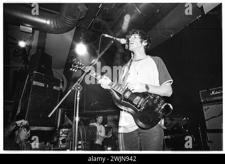 SUPER FURRY ANIMALS, FUZZY LOGIC TOUR, 1996 : un jeune Gruff Rhys du groupe gallois Super Furry Animals jouant au terminal de l'Université de Cardiff lors du Fuzzy Logic Tour à Cardiff, pays de Galles, Royaume-Uni le 12 mai 1996. Photo : Rob Watkins. INFO : Super Furry Animals, un groupe de rock psychédélique gallois formé en 1993, a apporté un son éclectique mêlant rock, pop et éléments électroniques. Des albums comme « Radiator » et « Fuzzy Logic » ont montré leur approche inventive et défiant le genre, consolidant leur statut de pionniers dans la scène musicale alternative. Banque D'Images