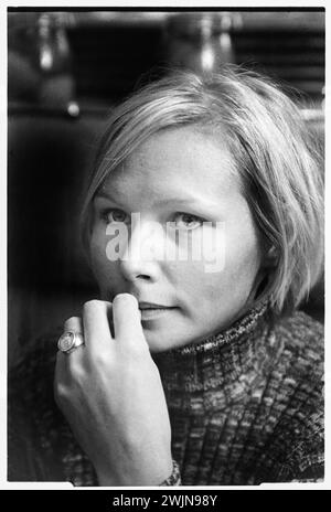 NINA PERSSON, PORTRAIT, 1996 : un portrait de la chanteuse suédoise Nina Persson des Cardigans au restaurant italien Al Bacio à Bristol, Angleterre, Royaume-Uni le 9 novembre 1996. Photo : Rob Watkins. INFO : The Cardigans, un groupe suédois formé au début des années 90, a acquis une renommée internationale avec des tubes comme Lovefool. Leur son éclectique fusionne des éléments pop, rock et indie, marqués par la voix distinctive de Nina Persson et un penchant pour les mélodies accrocheuses Banque D'Images