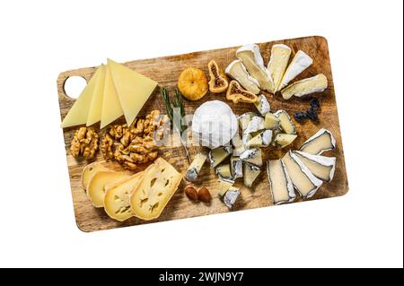 Plateau de fromage avec des fromages bio français, figues, noix isolées sur fond blanc. Vue de dessus. Banque D'Images