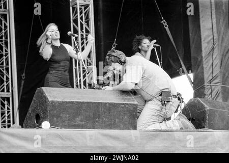 Une unité de cinéma sur scène s'appuie sur les moniteurs pour capturer Heaven 17 sur scène pour le grand écran de Cardiff Music in the Bay le 14 juin 1997 à Cardiff, pays de Galles, Royaume-Uni. Photo : Rob Watkins. Banque D'Images