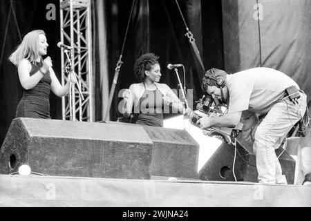 Une unité de cinéma sur scène s'appuie sur les moniteurs pour capturer Heaven 17 sur scène pour le grand écran de Cardiff Music in the Bay le 14 juin 1997 à Cardiff, pays de Galles, Royaume-Uni. Photo : Rob Watkins. Banque D'Images