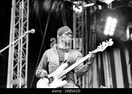 ANDREW LEVY, BRAND NEW HEAVIES, 1997 : Andrew Levy du groupe Acid Jazz Brand New Heavies joue au Cardiff Music in the Bay le 14 juin 1997 à Cardiff, pays de Galles, Royaume-Uni. Photo : Rob Watkins. INFO:The Brand New Heavies, un groupe britannique acid jazz et funk formé à la fin des années 80, est réputé pour son son émouvant. Des tubes comme Dream on Dreamer montrent leur fusion de jazz, R&B et funk, les établissant comme des figures clés du mouvement acid jazz. Banque D'Images