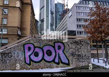 Hiver à Francfort, vue sur l'horizon de la ville, graffiti sur un mur au tunnel du théâtre, pauvre - pauvre, Hesse, Allemagne Banque D'Images