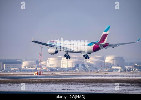 Découvrez l'Airbus A330-300 à l'approche de l'aéroport FRA de Francfort, dépôt de carburant, Fraport, en hiver, Hesse, Allemagne Banque D'Images