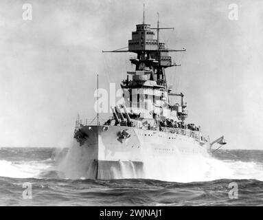 USS Arizona - lancer en mer intense pendant les années 1930 Photographie officielle de l'US Navy Banque D'Images