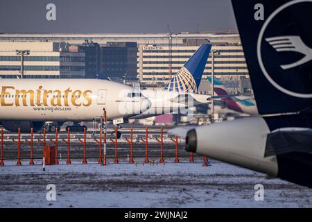 Avion sur la voie de circulation de l'aéroport FRA de Francfort, Fraport, en hiver, Hesse, Allemagne Banque D'Images