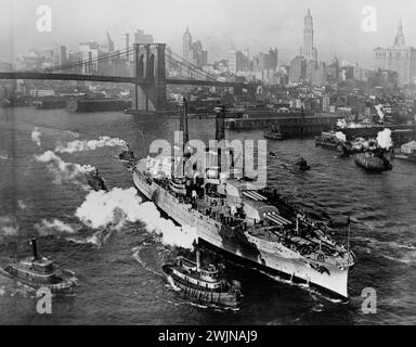 New York, East River, Manhattan - vue aérienne de l'USS Arizona près du pont de Brooklyn Banque D'Images