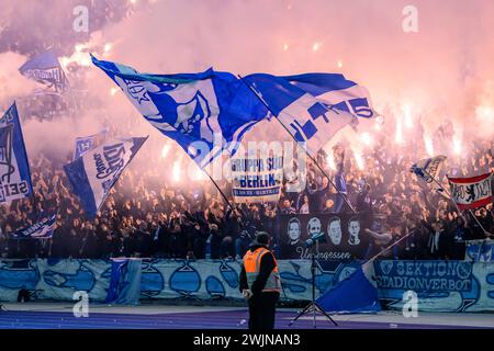 Pyro, Feuerwerk, Bengalos, Hertha BSC - 1. FC Magdeburg, 2. Bundesliga, Fussball, DFB, Spielzeit 2023/2024, 22. SPIELTAG, OLYMPIA - STADION BERLIN, DFB/DFL RÈGLEMENT INTERDIT TOUTE UTILISATION DE PHOTOGRAPHIES COMME SÉQUENCES D'IMAGES ET/OU QUASI-VIDÉO, 16.02. 2024, Foto : HMB Media/Uwe Koch *** Pyro, feux d'artifice, Bengalos, Hertha BSC 1 FC Magdeburg, 2 Bundesliga, Football, DFB, saison 2023 2024, 22 Journée, Olympia Stadium Berlin, DFB DFL RÉGLEMENTATION INTERDIT TOUTE UTILISATION DE PHOTOGRAPHIES COMME SÉQUENCES D'IMAGES ET/OU QUASI VIDÉO, 16 02 2024, photo HMB Media Uwe Koch Copyright : HMBxMedia/UwexKoch Banque D'Images