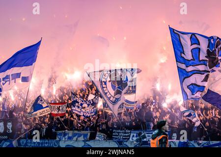 Pyro, Feuerwerk, Bengalos, Hertha BSC - 1. FC Magdeburg, 2. Bundesliga, Fussball, DFB, Spielzeit 2023/2024, 22. SPIELTAG, OLYMPIA - STADION BERLIN, DFB/DFL RÈGLEMENT INTERDIT TOUTE UTILISATION DE PHOTOGRAPHIES COMME SÉQUENCES D'IMAGES ET/OU QUASI-VIDÉO, 16.02. 2024, Foto : HMB Media/Uwe Koch *** Pyro, feux d'artifice, Bengalos, Hertha BSC 1 FC Magdeburg, 2 Bundesliga, Football, DFB, saison 2023 2024, 22 Journée, Olympia Stadium Berlin, DFB DFL RÉGLEMENTATION INTERDIT TOUTE UTILISATION DE PHOTOGRAPHIES COMME SÉQUENCES D'IMAGES ET/OU QUASI VIDÉO, 16 02 2024, photo HMB Media Uwe Koch Copyright : HMBxMedia/UwexKoch Banque D'Images