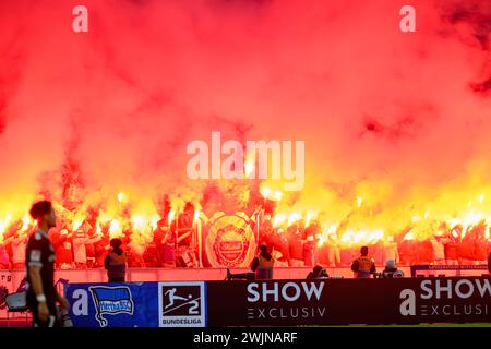 Pyro, Feuerwerk, Bengalos, Hertha BSC - 1. FC Magdeburg, 2. Bundesliga, Fussball, DFB, Spielzeit 2023/2024, 22. SPIELTAG, OLYMPIA - STADION BERLIN, DFB/DFL RÈGLEMENT INTERDIT TOUTE UTILISATION DE PHOTOGRAPHIES COMME SÉQUENCES D'IMAGES ET/OU QUASI-VIDÉO, 16.02. 2024, Foto : HMB Media/Uwe Koch *** Pyro, feux d'artifice, Bengalos, Hertha BSC 1 FC Magdeburg, 2 Bundesliga, Football, DFB, saison 2023 2024, 22 Journée, Olympia Stadium Berlin, DFB DFL RÉGLEMENTATION INTERDIT TOUTE UTILISATION DE PHOTOGRAPHIES COMME SÉQUENCES D'IMAGES ET/OU QUASI VIDÉO, 16 02 2024, photo HMB Media Uwe Koch Copyright : HMBxMedia/UwexKoch Banque D'Images