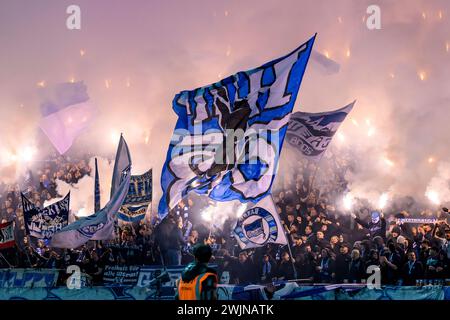 Pyro, Feuerwerk, Bengalos, Hertha BSC - 1. FC Magdeburg, 2. Bundesliga, Fussball, DFB, Spielzeit 2023/2024, 22. SPIELTAG, OLYMPIA - STADION BERLIN, DFB/DFL RÈGLEMENT INTERDIT TOUTE UTILISATION DE PHOTOGRAPHIES COMME SÉQUENCES D'IMAGES ET/OU QUASI-VIDÉO, 16.02. 2024, Foto : HMB Media/Uwe Koch *** Pyro, feux d'artifice, Bengalos, Hertha BSC 1 FC Magdeburg, 2 Bundesliga, Football, DFB, saison 2023 2024, 22 Journée, Olympia Stadium Berlin, DFB DFL RÉGLEMENTATION INTERDIT TOUTE UTILISATION DE PHOTOGRAPHIES COMME SÉQUENCES D'IMAGES ET/OU QUASI VIDÉO, 16 02 2024, photo HMB Media Uwe Koch Copyright : HMBxMedia/UwexKoch Banque D'Images