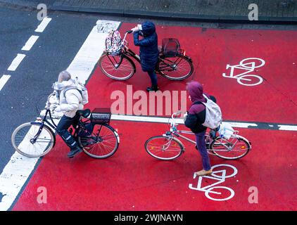 Piste cyclable, espace pour les cyclistes à un croisement de feux de circulation, marqué rouge, voitures, voitures, camions doivent s'arrêter derrière elle au feu rouge, Münster, NRW, Allemagne Banque D'Images