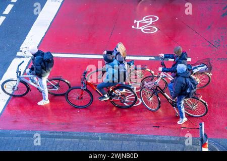 Piste cyclable, espace pour les cyclistes à un croisement de feux de circulation, marqué rouge, voitures, voitures, camions doivent s'arrêter derrière elle au feu rouge, Münster, NRW, Allemagne Banque D'Images