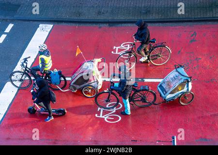 Piste cyclable, espace pour les cyclistes à un croisement de feux de circulation, marqué rouge, voitures, voitures, camions doivent s'arrêter derrière elle au feu rouge, Münster, NRW, Allemagne Banque D'Images