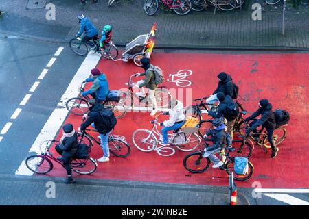 Piste cyclable, espace pour les cyclistes à un croisement de feux de circulation, marqué rouge, voitures, voitures, camions doivent s'arrêter derrière elle au feu rouge, Münster, NRW, Allemagne Banque D'Images