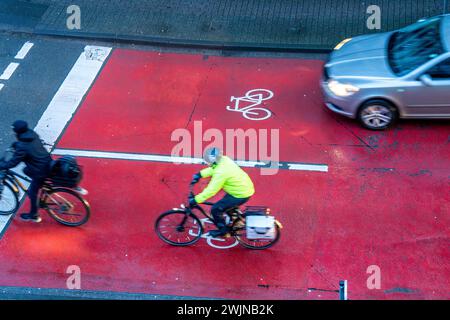 Piste cyclable, espace pour les cyclistes à un croisement de feux de circulation, marqué rouge, voitures, voitures, camions doivent s'arrêter derrière elle au feu rouge, Münster, NRW, Allemagne Banque D'Images