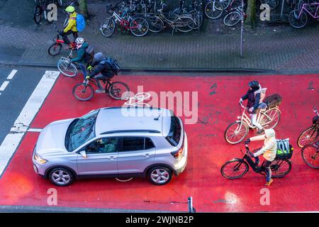 Voitures sur la piste cyclable, aire de stationnement pour les cyclistes à un croisement de feux de circulation, marqué rouge, voitures, voitures, camions doivent s'arrêter derrière elle au feu rouge, Münster, Banque D'Images