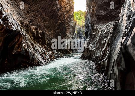 La rivière qui coule dans les Gorges de l'Alcantara, une merveille naturelle sicilienne à quelques kilomètres du volcan Etna Banque D'Images