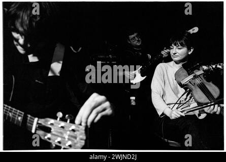 GORKYS Zygotic MYNCI, CONCERT, 2000 : Megan Childs violoniste de Gorkys Zygotic Mynci jouant au Clwb IFOR Bach Welsh Club au pays de Galles, Royaume-Uni le 26 octobre 2000. Photographie : Rob Watkins. INFO : Gorky's Zygotic Mynci, un groupe gallois psychédélique et indie rock actif du début des années 90 au début des années 2000, a conçu un son fantaisiste et éclectique. Des albums comme 'Barafundle' ont montré leur approche multilingue et influencée par le folk, ce qui les a rendus influents dans les scènes alternatives et indépendantes. Banque D'Images