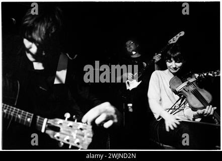 GORKYS Zygotic MYNCI, CONCERT, 2000 : Megan Childs violoniste de Gorkys Zygotic Mynci jouant au Clwb IFOR Bach Welsh Club au pays de Galles, Royaume-Uni le 26 octobre 2000. Photographie : Rob Watkins. INFO : Gorky's Zygotic Mynci, un groupe gallois psychédélique et indie rock actif du début des années 90 au début des années 2000, a conçu un son fantaisiste et éclectique. Des albums comme 'Barafundle' ont montré leur approche multilingue et influencée par le folk, ce qui les a rendus influents dans les scènes alternatives et indépendantes. Banque D'Images