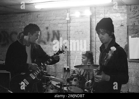 60 FT DOLLS, SALLE DE RÉPÉTITION, 1998 : le groupe de punk rock gallois de trois pièces 60 ft Dolls dans leur salle de répétition à Newport, pays de Galles, Royaume-Uni le 16 mars 1998. Photo : Rob Watkins. INFO : 60 ft Dolls, un groupe de rock alternatif gallois des années 90, mêle punk, rock et pop. Avec leur son dynamique et leurs performances animées, ils ont attiré l'attention avec l'album 'The Big 3' avant de se séparer, laissant une marque sur l'ère vibrante Britpop. Banque D'Images