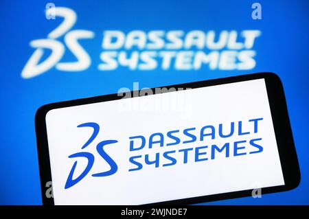 Sur cette illustration photo, le logo Dassault systèmes se est visible sur un smartphone et en arrière-plan. Banque D'Images