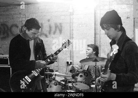 60 FT DOLLS, SALLE DE RÉPÉTITION, 1998 : le groupe de punk rock gallois de trois pièces 60 ft Dolls dans leur salle de répétition à Newport, pays de Galles, Royaume-Uni le 16 mars 1998. Photo : Rob Watkins. INFO : 60 ft Dolls, un groupe de rock alternatif gallois des années 90, mêle punk, rock et pop. Avec leur son dynamique et leurs performances animées, ils ont attiré l'attention avec l'album 'The Big 3' avant de se séparer, laissant une marque sur l'ère vibrante Britpop. Banque D'Images