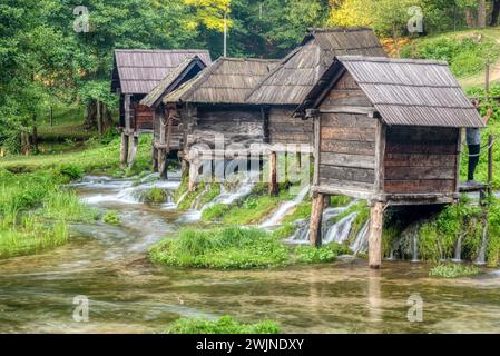 Vieux petits moulins en bois Mlincici près de Jajce sur le lac Plivsko en Bosnie-Herzégovine Banque D'Images