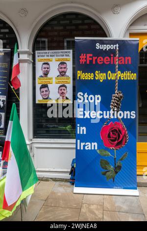 16 février 2024. Une petite manifestation en Iran libre a eu lieu aujourd'hui sur Winchester High Street, Hampshire, Angleterre, Royaume-Uni. Les manifestants recueillaient des signatures de personnes soutenant leur cause pour arrêter les exécutions en Iran. Banque D'Images