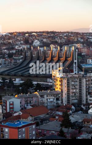 Pristina, Kosovo - 5 février 2024 : Palais de la Jeunesse et des Sports, anciennement nommé Boro et Ramiz est une salle polyvalente située à Pristina, au Kosovo. Banque D'Images