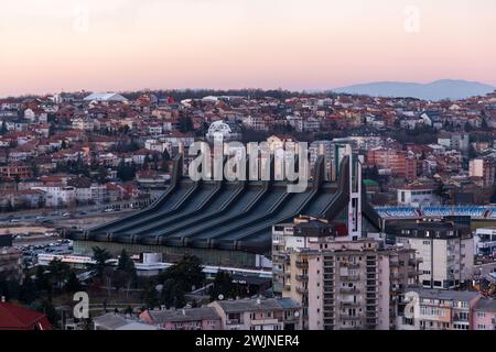 Pristina, Kosovo - 5 février 2024 : Palais de la Jeunesse et des Sports, anciennement nommé Boro et Ramiz est une salle polyvalente située à Pristina, au Kosovo. Banque D'Images