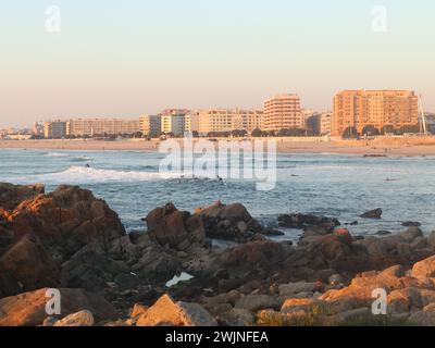 Séance de surf au coucher du soleil sur la plage de Matosinhos Porto Portugal Banque D'Images