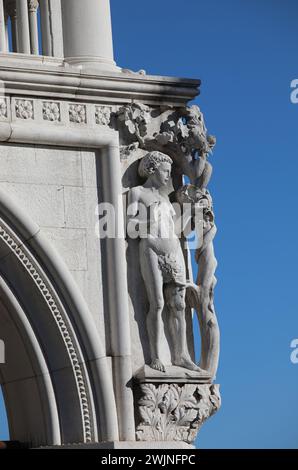 Venise, VE, Italie - 13 février 2024 : relief d'angle od staue d'Adam au Palais Ducal Banque D'Images