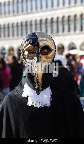 Venise, VE, Italie - 13 février 2024 : marque vénitienne avec long bec sur la place Saint-Marc Banque D'Images