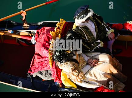 Venise, VE, Italie - 13 février 2024 : couple marié avec des costumes historiques sur la télécabine pendant le carnaval vénitien Banque D'Images