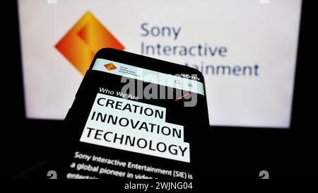 Téléphone portable avec le site Web de la société américaine de jeux vidéo Sony Interactive Entertainment LLC devant le logo. Concentrez-vous sur le coin supérieur gauche de l'écran du téléphone. Banque D'Images