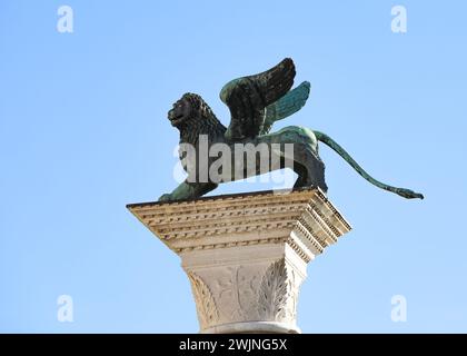 Venise, VE, Italie - 13 février 2024 : Lion ailé symbole de la République Serenissima de Venise et le ciel bleu Banque D'Images