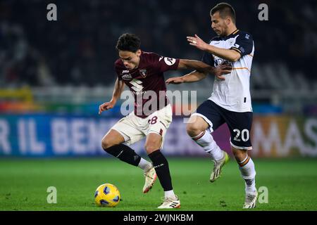 Turin, Italie. 16 février 2024. Samuele Ricci du Torino FC concourt pour le ballon avec Ylber Ramadani du US Lecce lors du match de Serie A entre le Torino FC et le US Lecce. Crédit : Nicolò Campo/Alamy Live News Banque D'Images